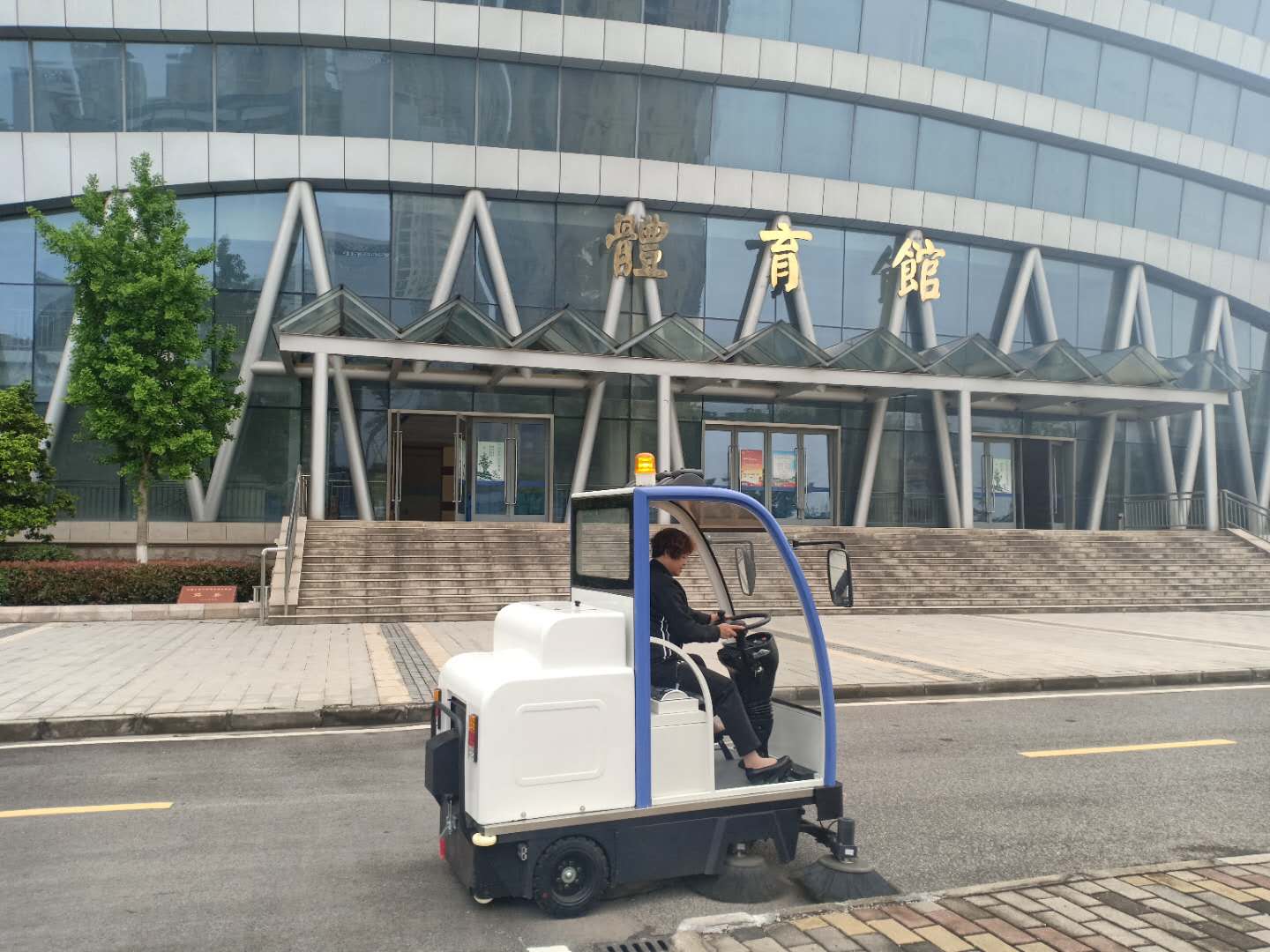 清掃機代替人工保潔已成發展趨勢