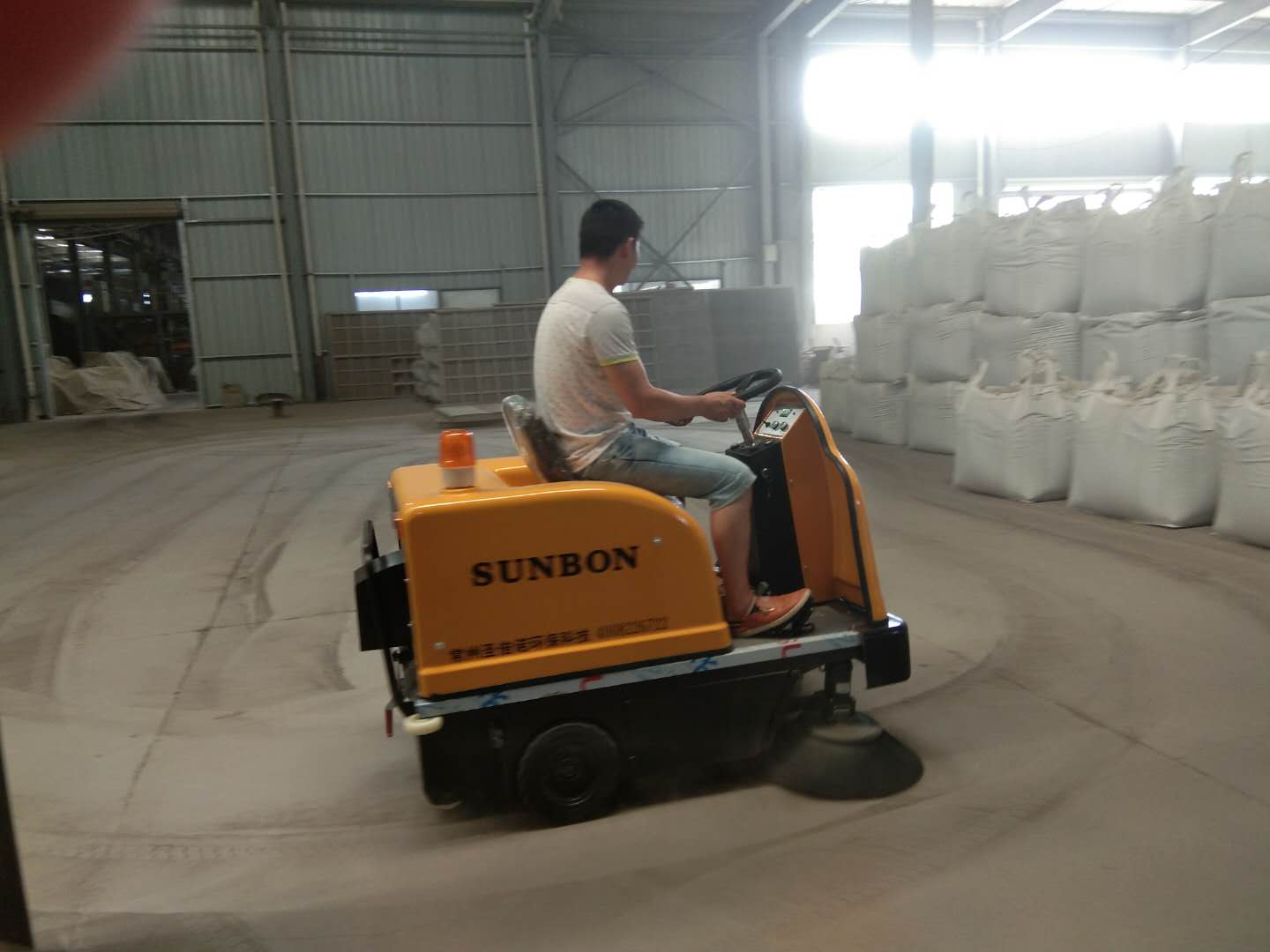 電動清掃車能滿足工廠清潔需求提高生產(chǎn)效率