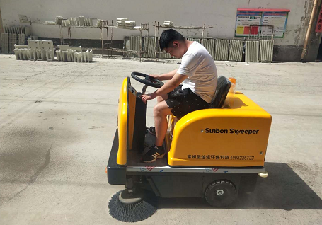 小型電動(dòng)掃地車進(jìn)駐揚(yáng)州高郵某爐料廠