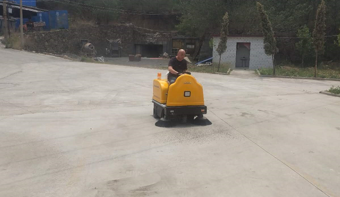 小型電動掃地車進駐河南河達金屬鎂有限公司