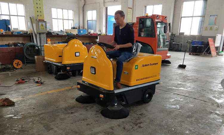  電動清掃車能滿足工廠清潔需求提高生產(chǎn)效率