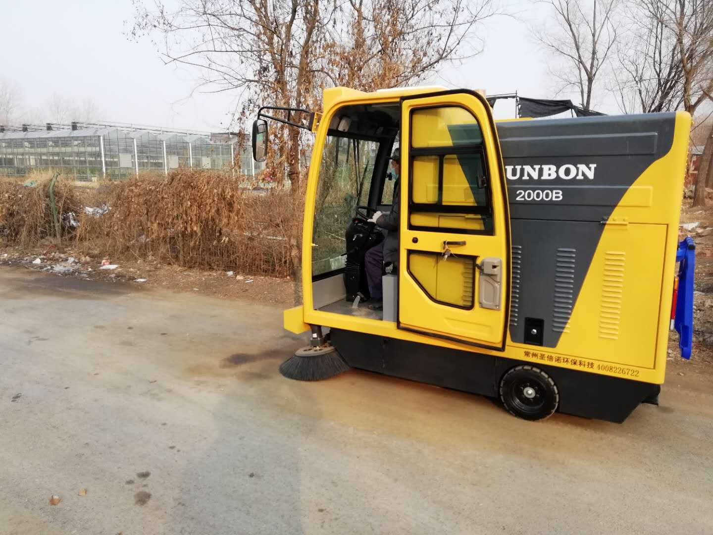 電動掃地車成為落葉清掃小衛士