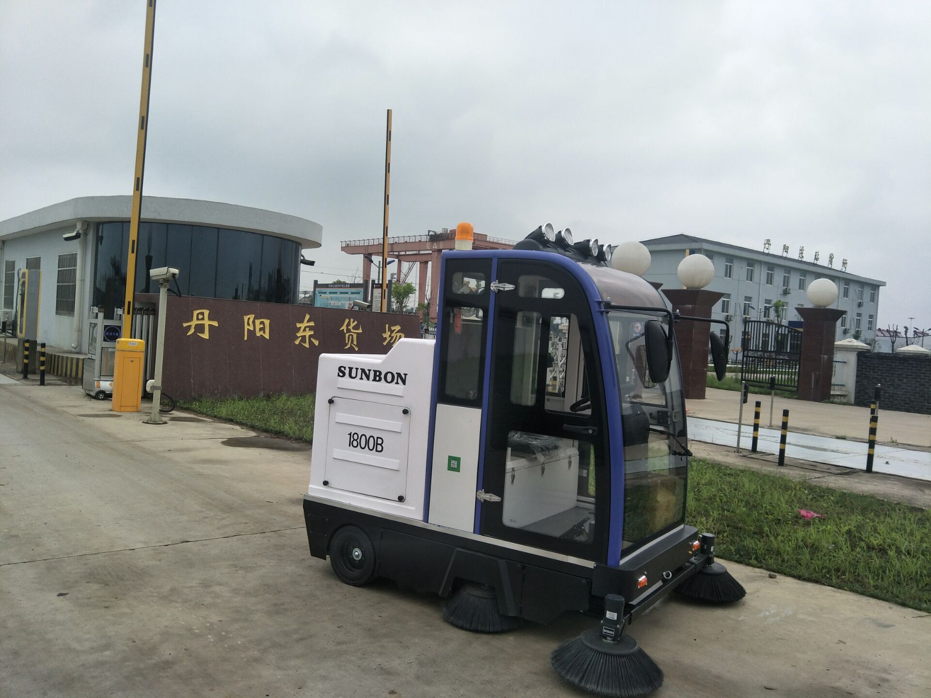 農(nóng)村駕駛式電動掃地車