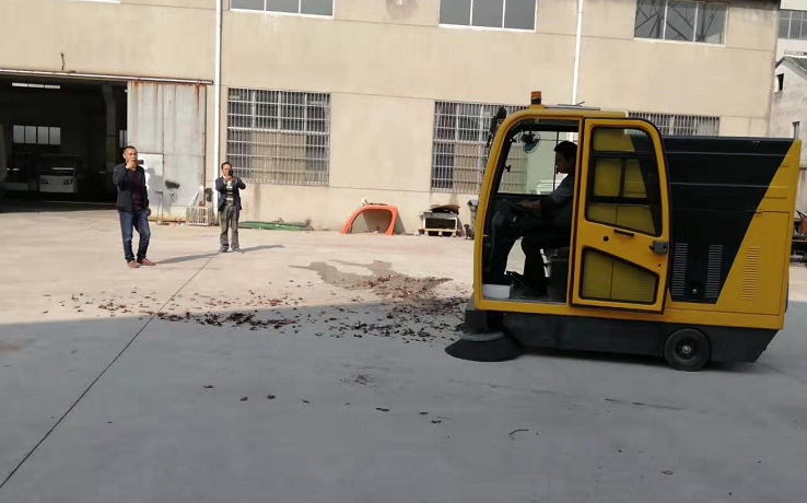 無錫某物業公司來廠體驗電動掃地車