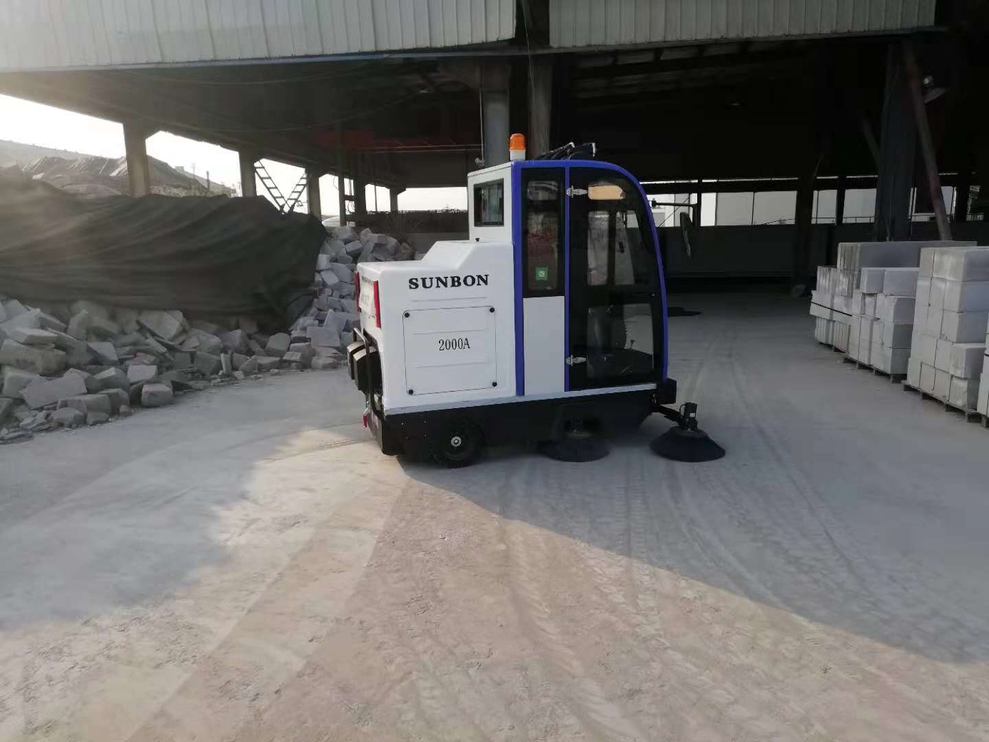 電動掃地機2000A進駐南京棲霞路某建筑工程公司