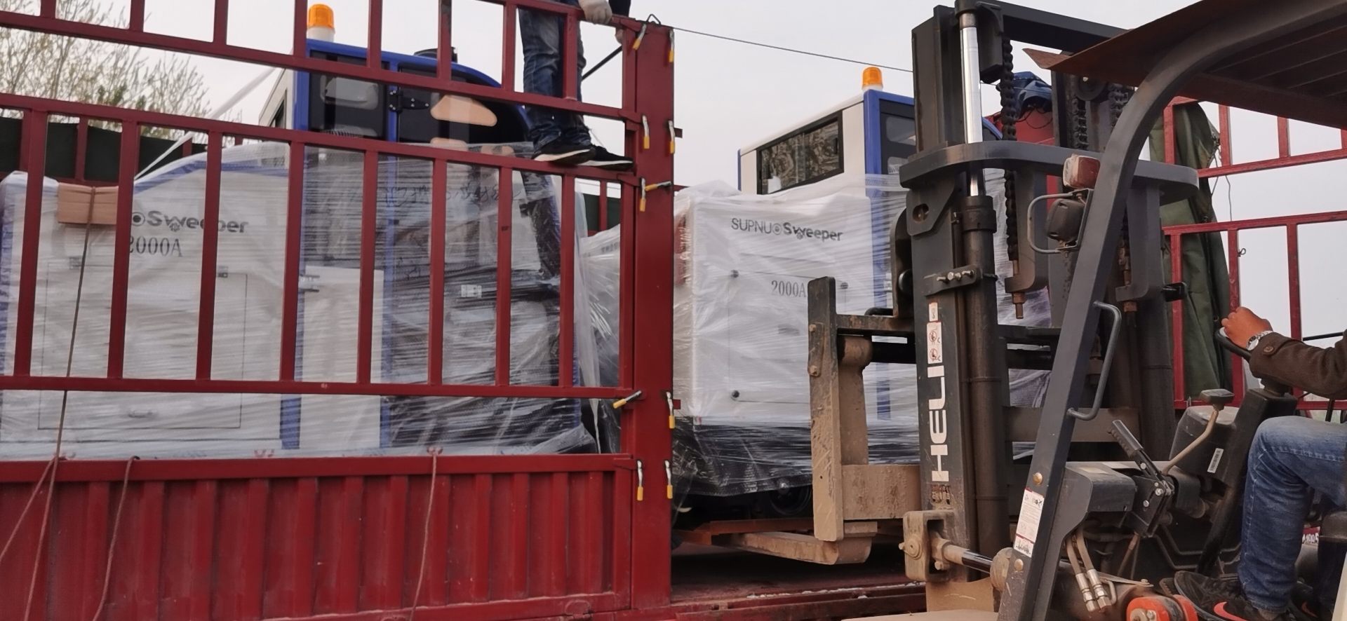 2000A駕駛式電動掃地車走進湖北某物業