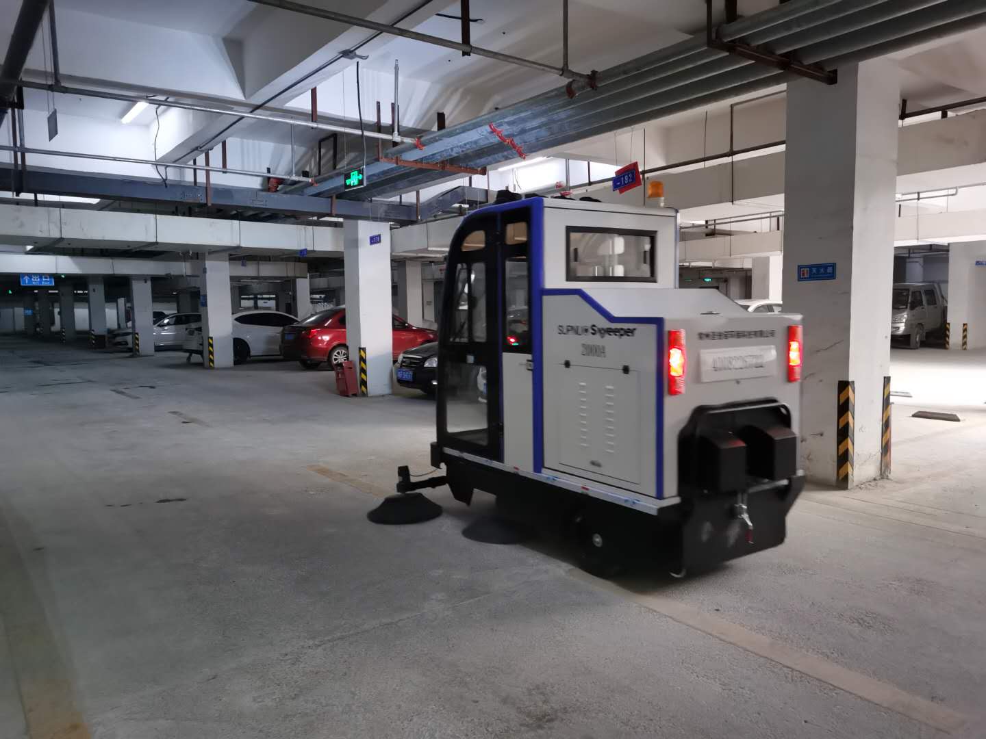 2000A駕駛式電動掃地車走進湖北某物業