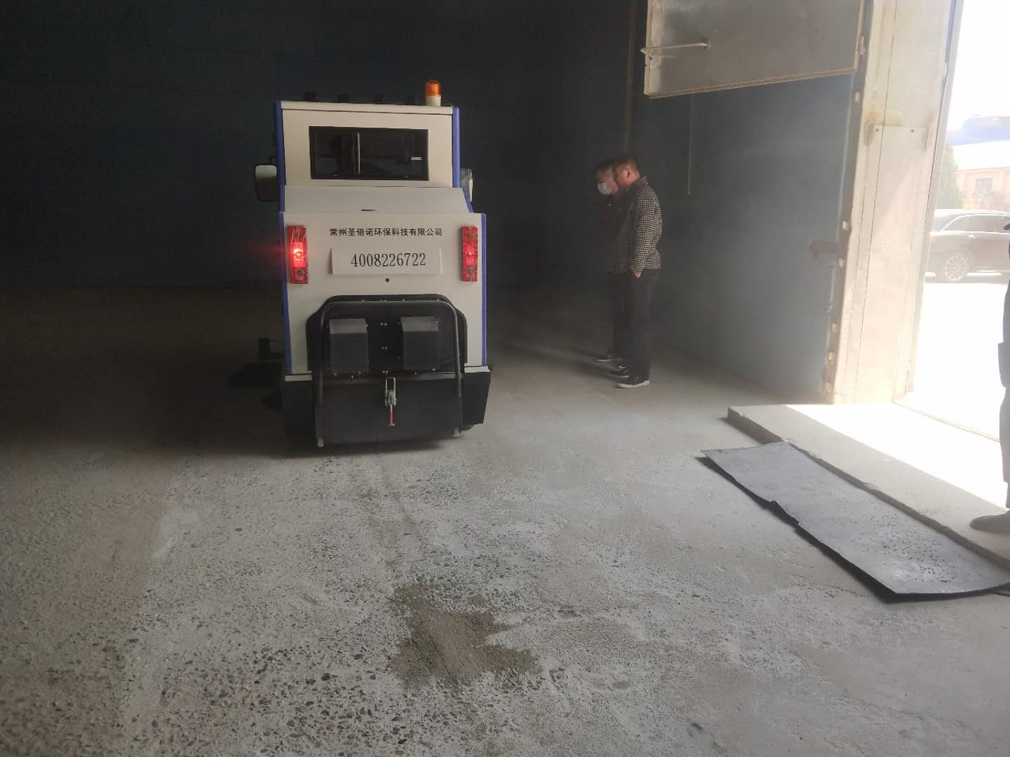 興化某米業(yè)采購(gòu)圣倍諾2000A駕駛式電動(dòng)掃地車(chē)