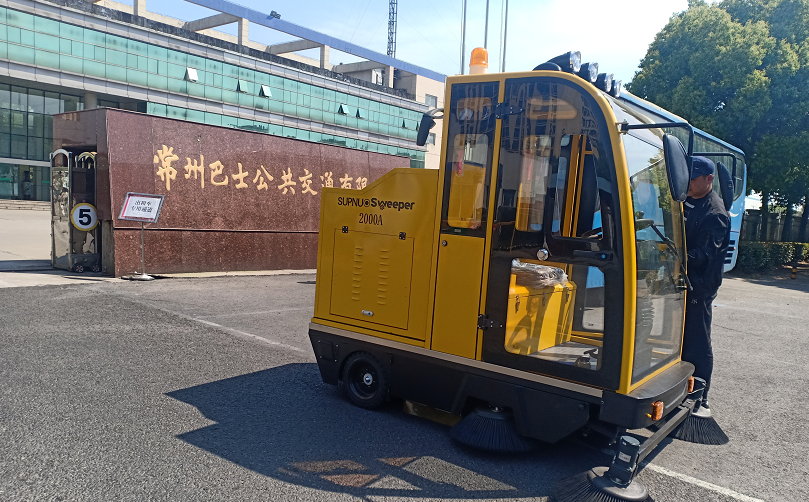  2000A型電動(dòng)掃地車再次走進(jìn)常州公交公司