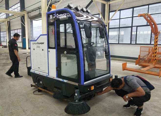 電動掃地機(jī)順利交付浙江湖州某汽車設(shè)備廠