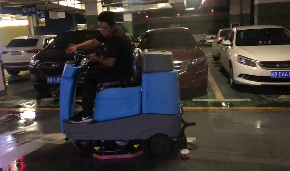 駕駛式掃地機(jī)成為小區(qū)車庫(kù)清潔標(biāo)配設(shè)備