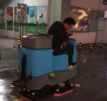 駕駛式洗地機對地庫保潔的重要性 駕駛式洗地機對地庫保潔的重要性