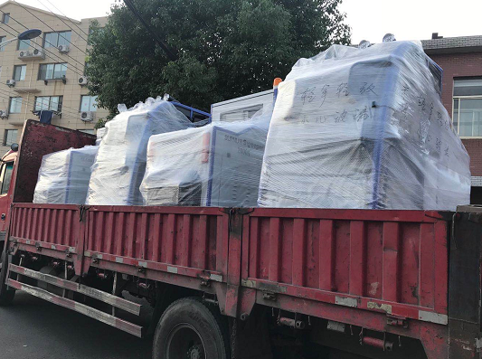 圣倍諾員工高溫下加班趕制全封閉電動掃地車