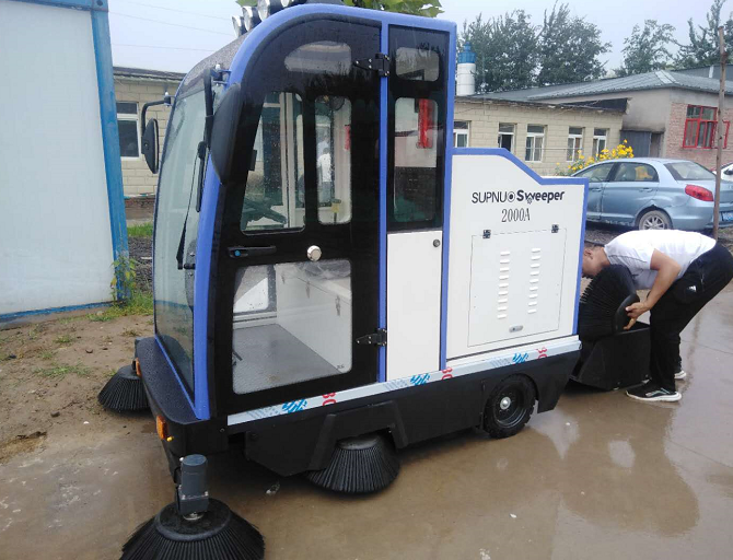 2000A電動掃地車順利交付張家口某城鎮(zhèn)街道辦事處