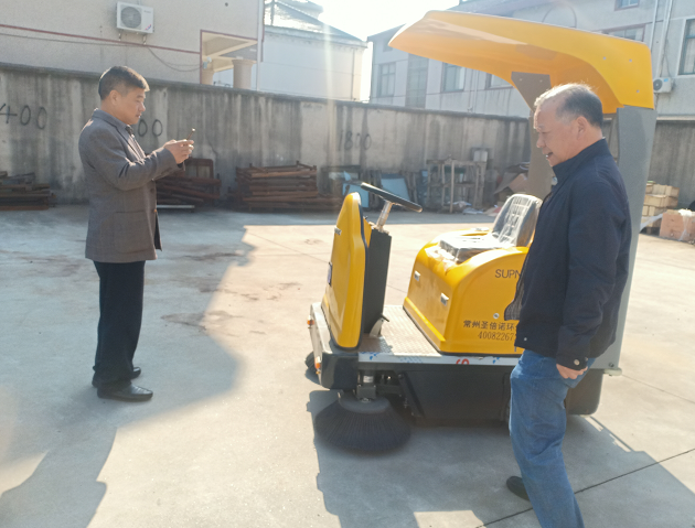 無錫客戶來廠采購掃地車和洗地機(jī)