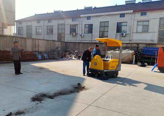 無錫客戶來廠采購掃地車和洗地機(jī)