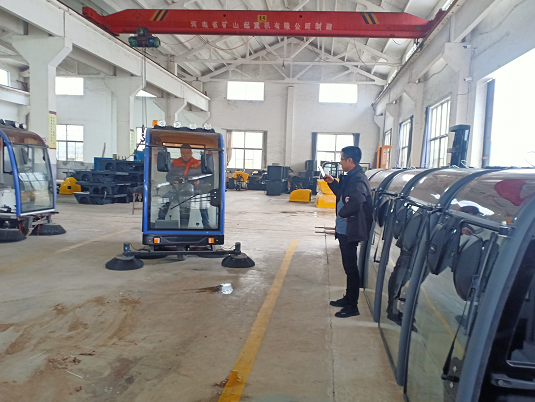常州某家具企業來廠考察體驗電動清掃車 常州某家具企業來廠考察體驗電動清掃車