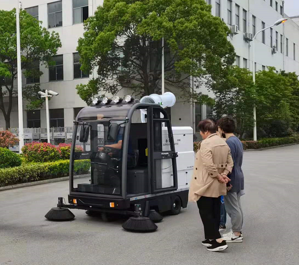 電瓶式掃地車(chē)節(jié)省人力物力，深受各行業(yè)青睞