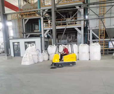 1800A半封閉電動(dòng)清掃車順利交付河北承德某公司