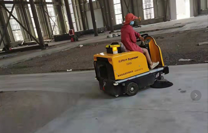 圣倍諾電動駕駛掃地機(jī)的清灰特點(diǎn)