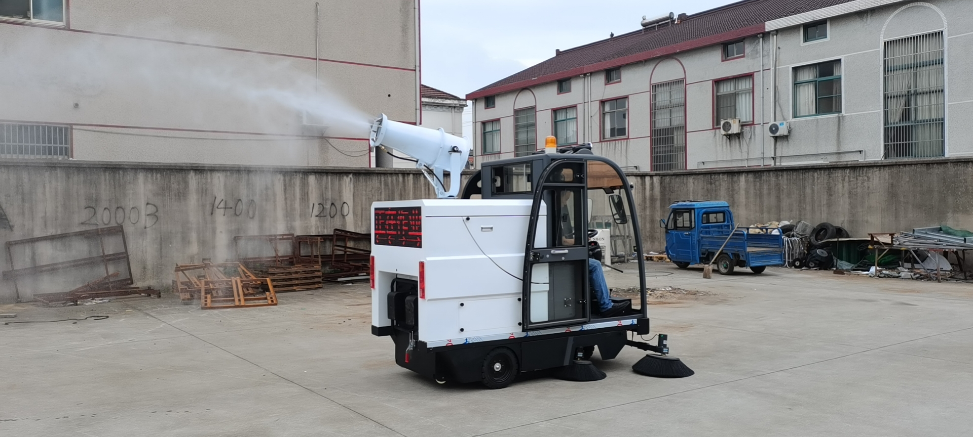 水泥廠掃地車的基本特點 水泥廠掃地車的基本特點