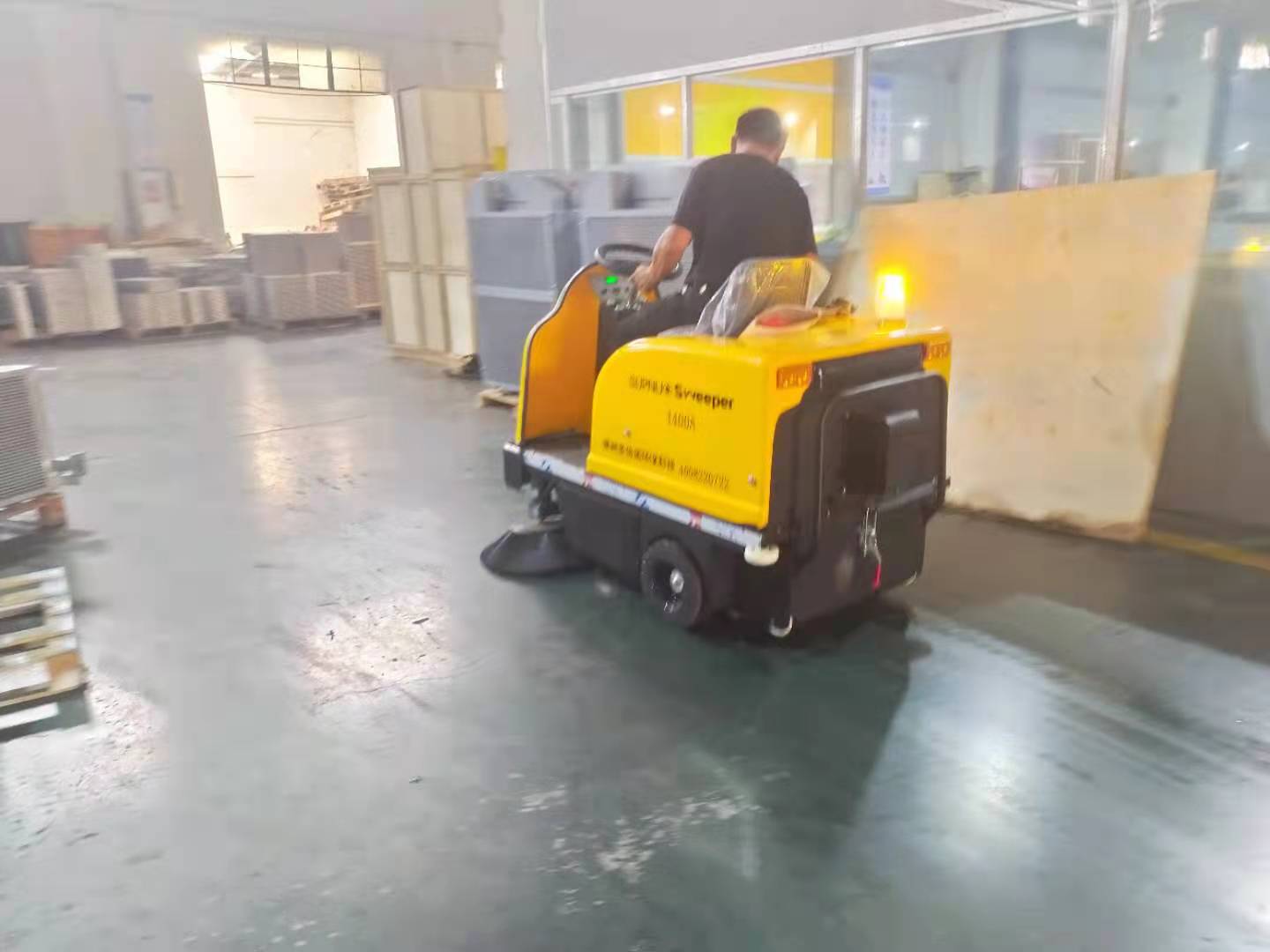 工廠掃地車在倉庫的應(yīng)用