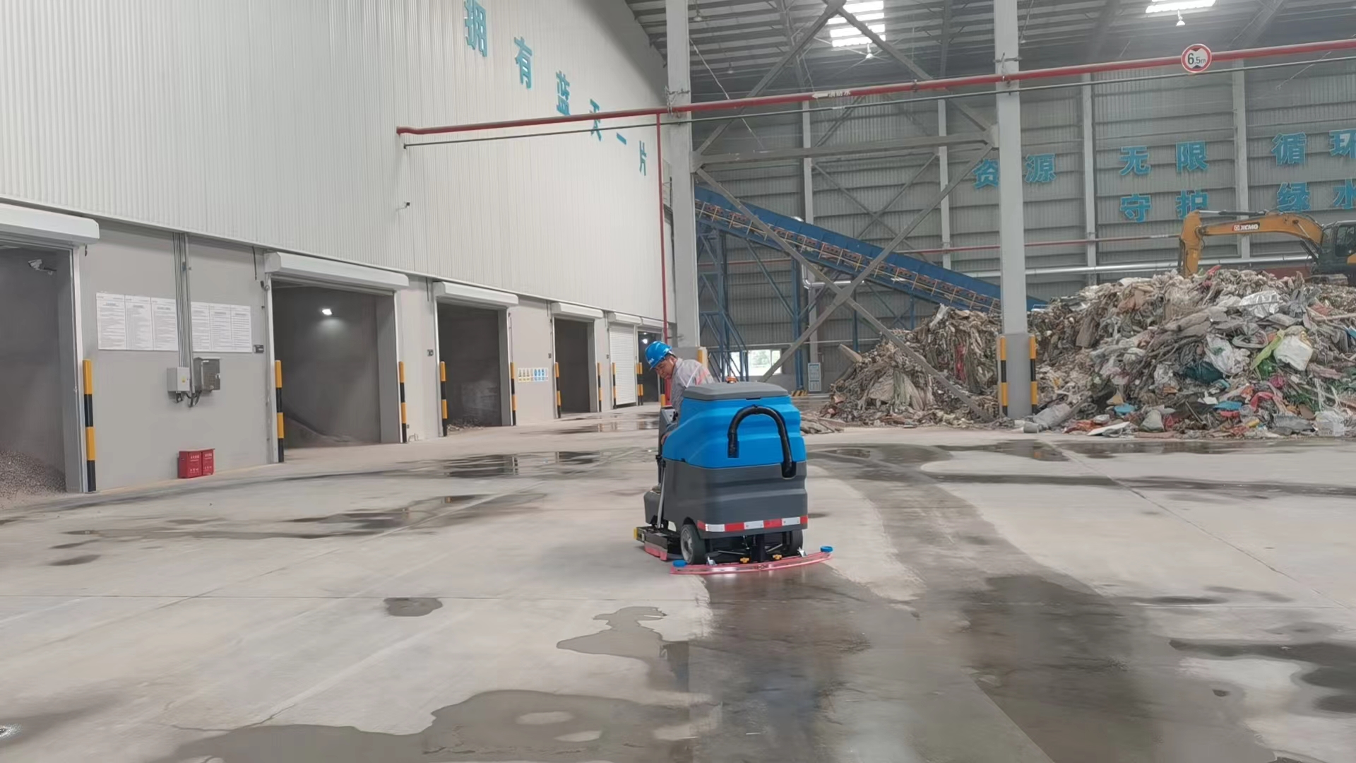 車間清潔掃地車解決人工清掃效率慢的問題 車間清潔掃地車解決人工清掃效率慢的問題