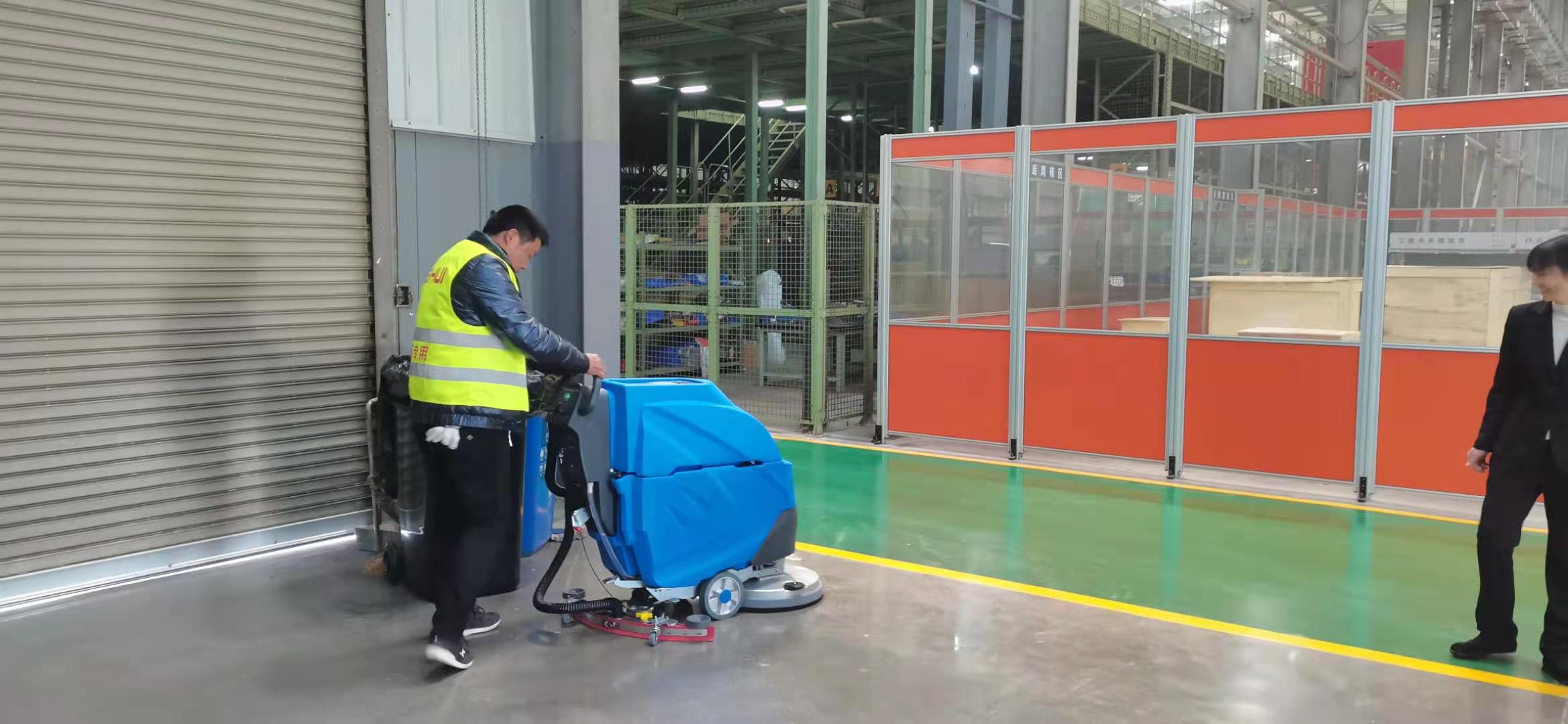 工廠車間的洗地機(jī)可以為他們節(jié)省成本 工廠車間的洗地機(jī)可以為他們節(jié)省成本