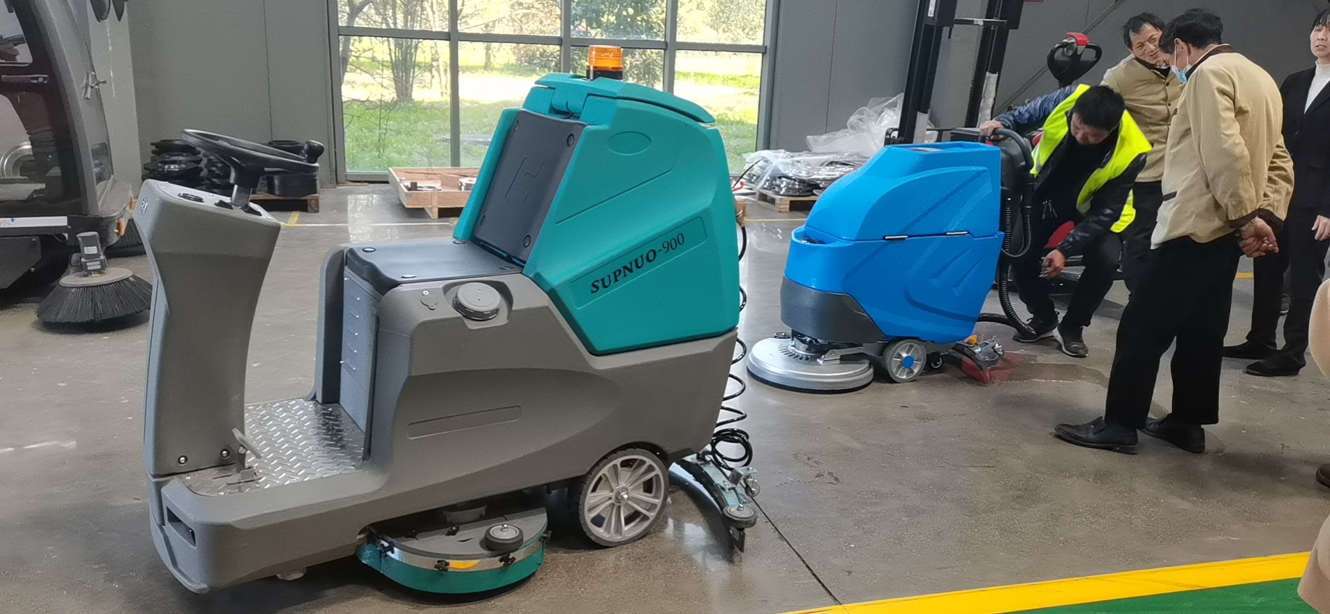 工廠車間的洗地機(jī)可以為他們節(jié)省成本 工廠車間的洗地機(jī)可以為他們節(jié)省成本