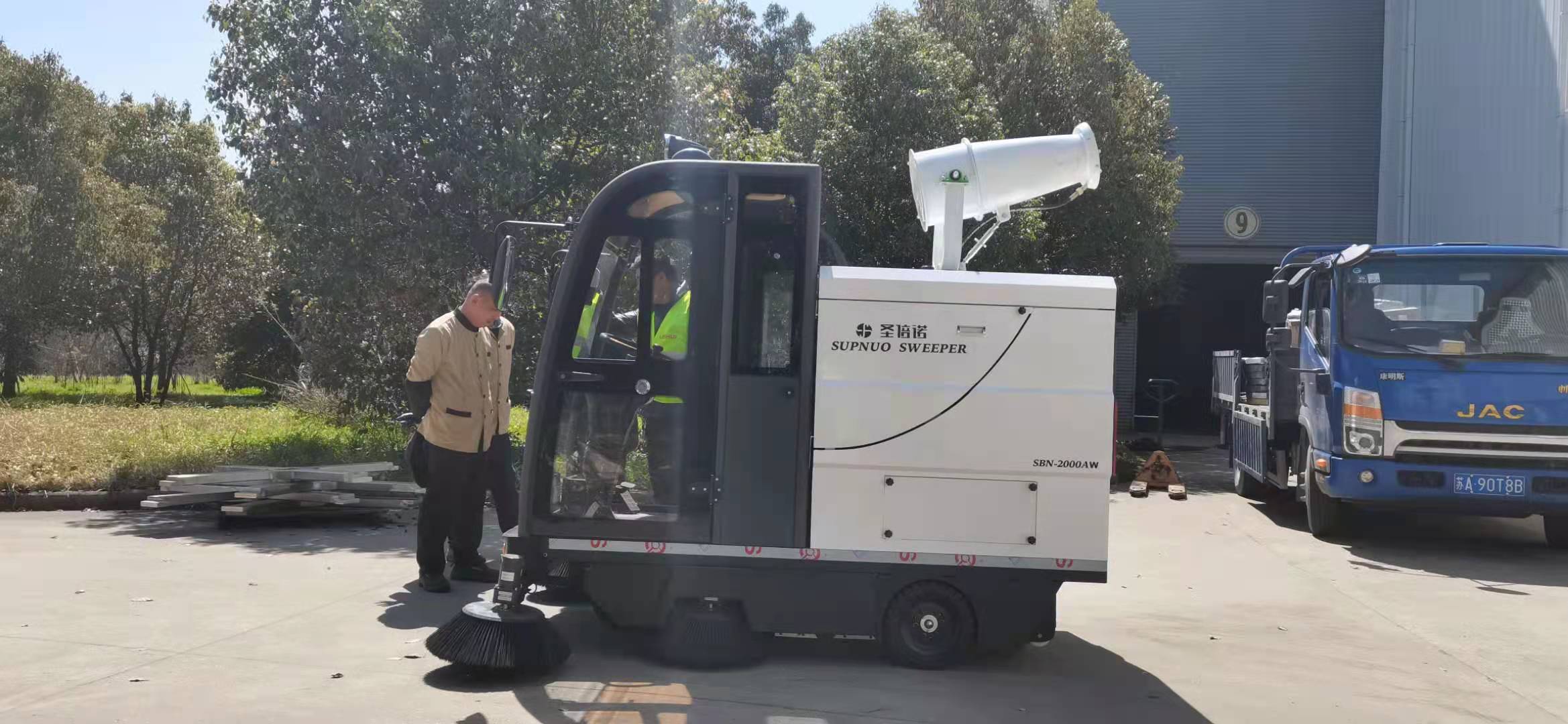 落葉電動清掃車是一種新型的環衛清潔設備