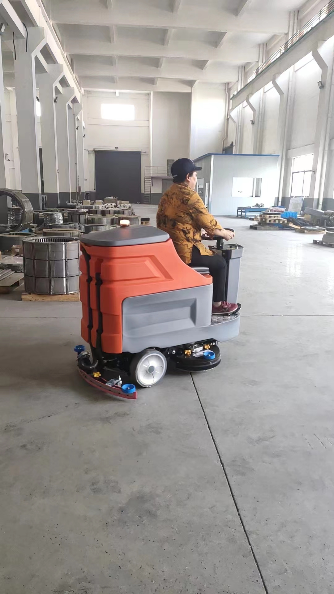 洗地如此簡(jiǎn)單，電動(dòng)洗地機(jī)輕松應(yīng)對(duì)各種污漬