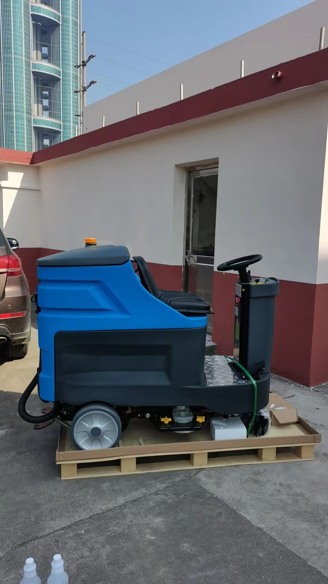 洗地如此簡(jiǎn)單，電動(dòng)洗地機(jī)輕松應(yīng)對(duì)各種污漬