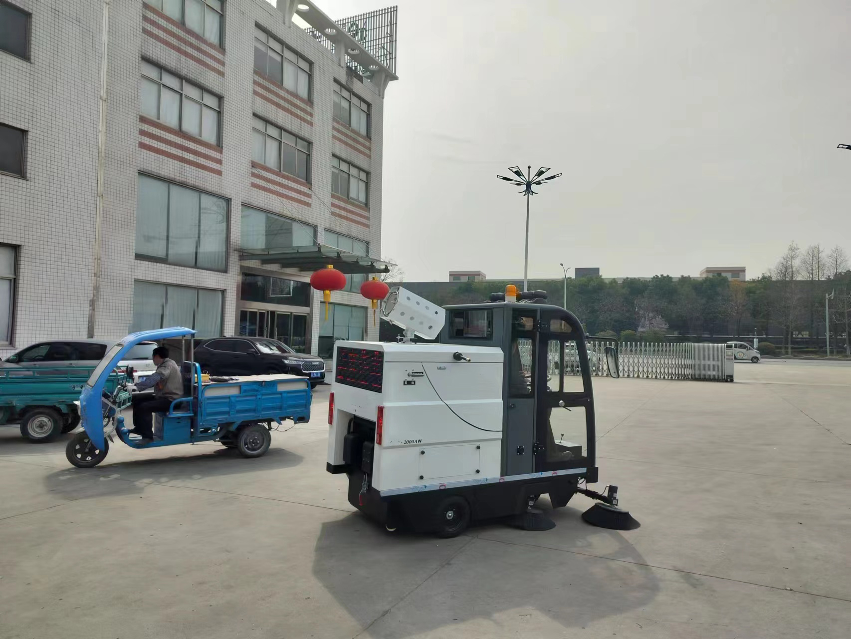 使用小型駕駛電動掃地車是環保經濟的選擇 使用小型駕駛電動掃地車是環保經濟的選擇