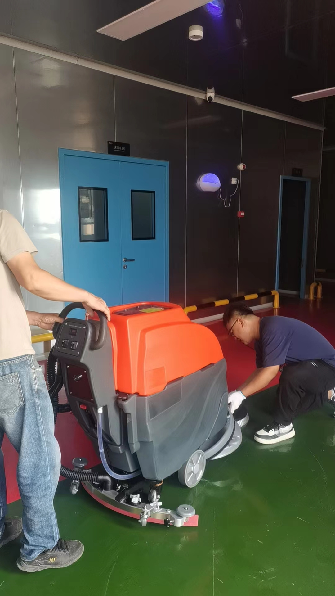 關(guān)于如何購(gòu)買(mǎi)工業(yè)洗地機(jī)的，這些因素都需要考慮