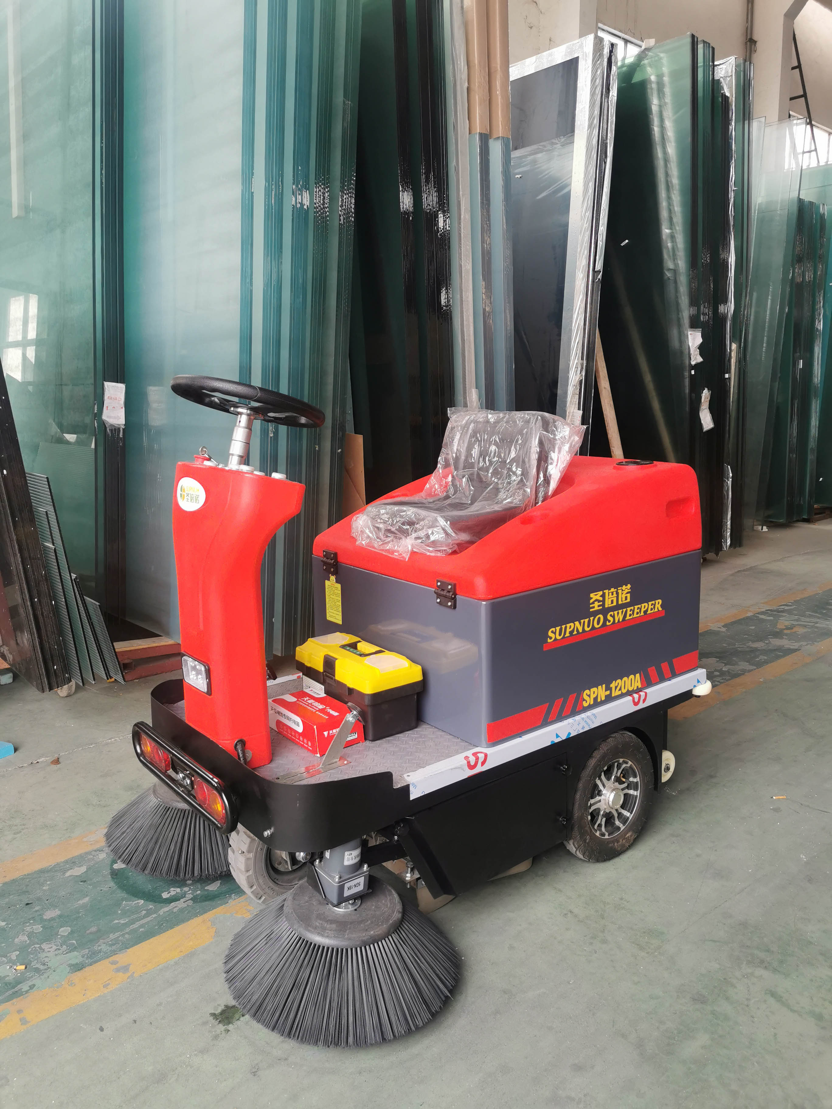 我們需要使用物流倉庫的小型電動掃地車做好清潔工作 我們需要使用物流倉庫的小型電動掃地車做好清潔工作