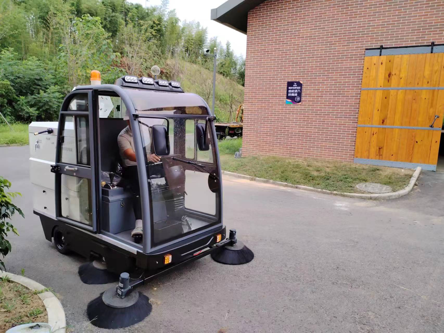 小型掃地機的主要應用可分為公共領域、工業領域和商業領域