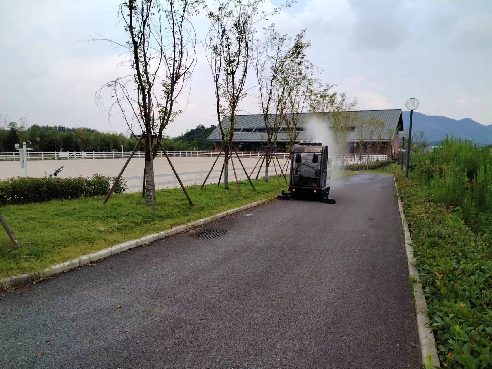 在停車場使用駕駛清掃車時，要了解清楚其基本注意事項