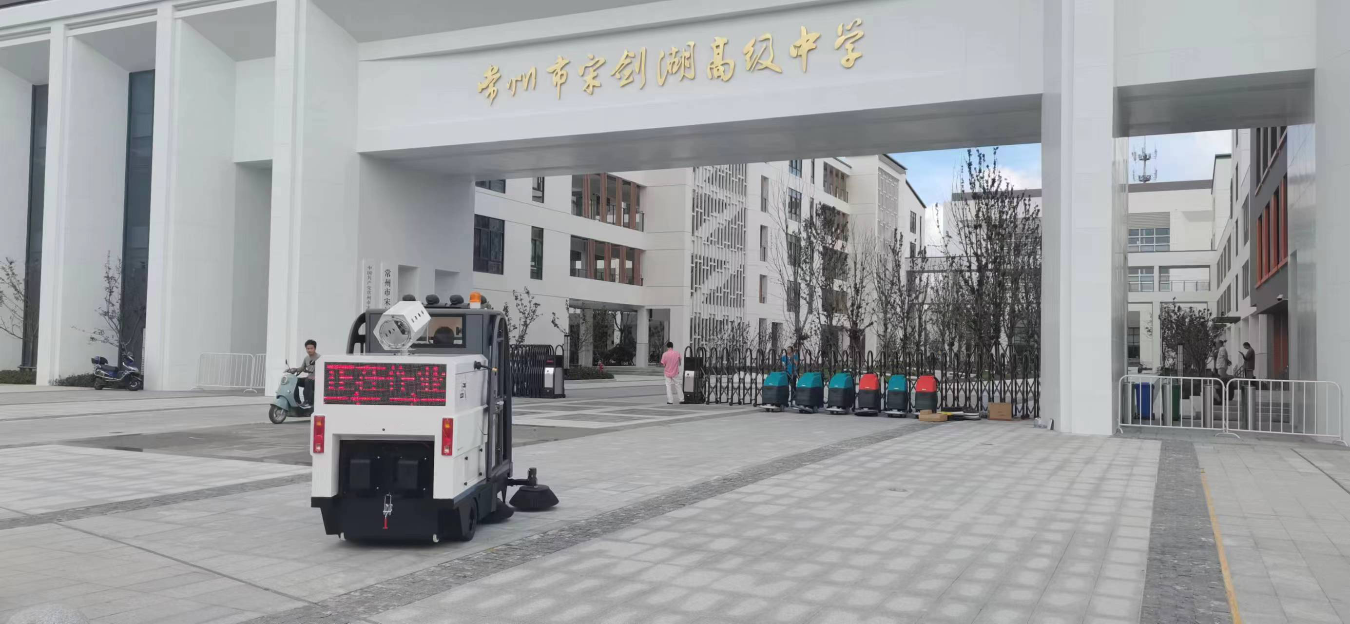 公路電動掃地機:高效清潔道路,市政環衛首選 公路電動掃地機:高效清潔道路,市政環衛首選