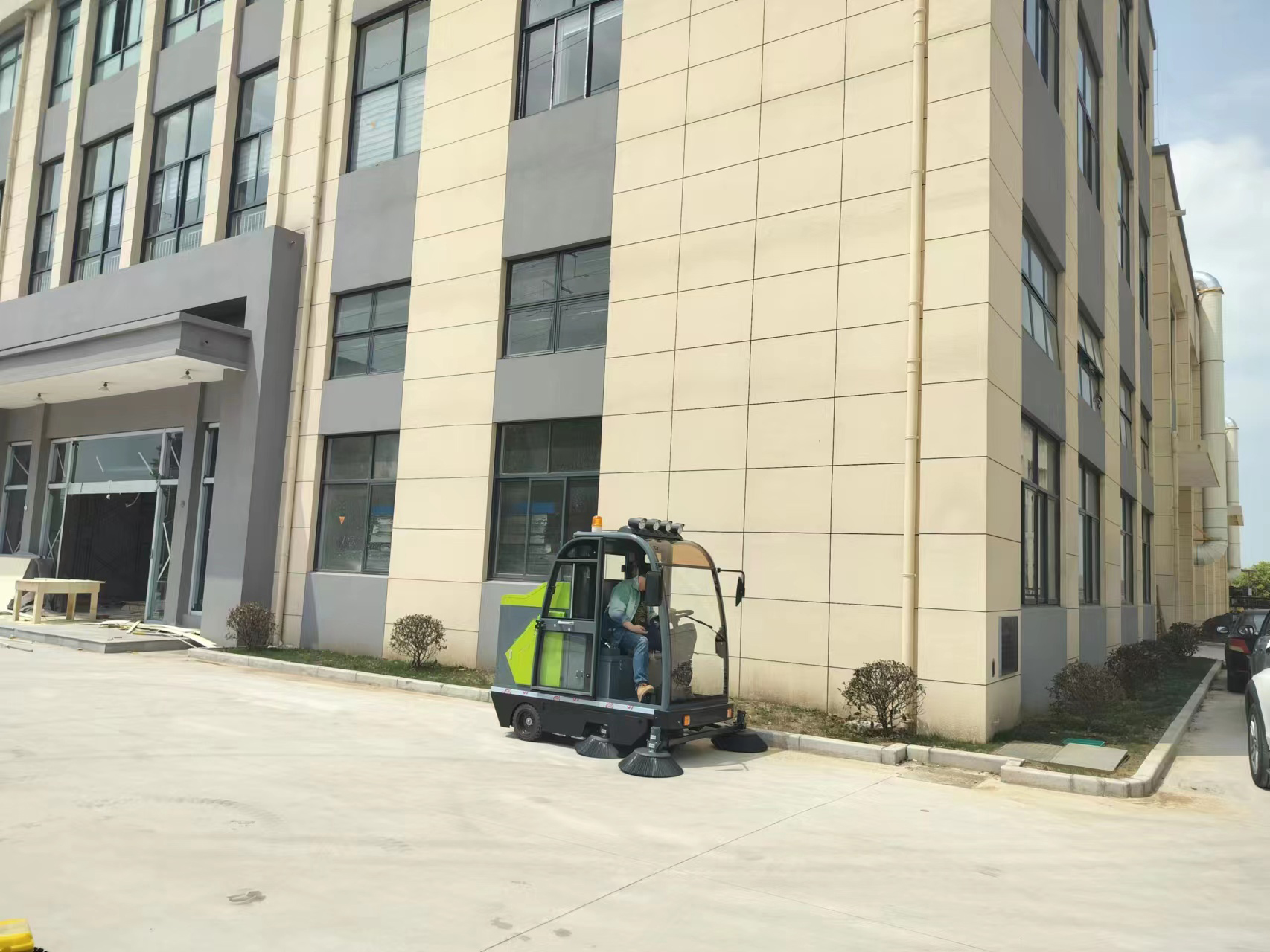 那么在哪里可以找到物業使用的電動掃地車？在選擇時要考慮哪些因素呢？