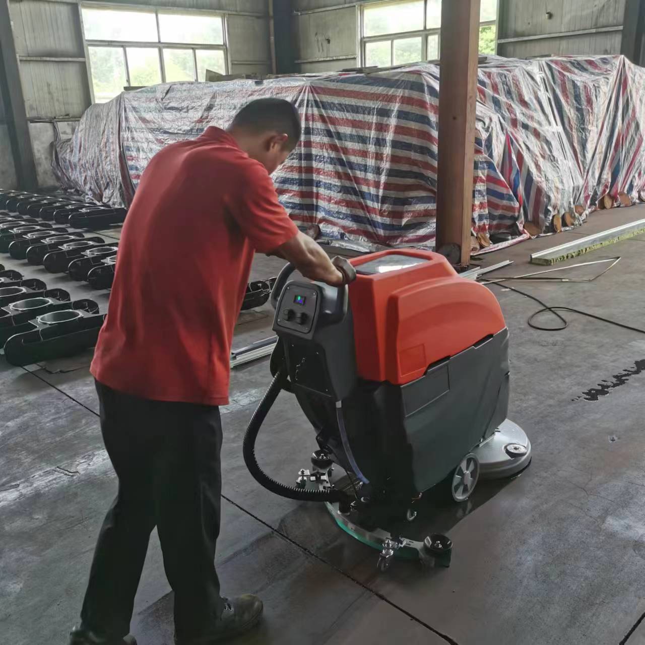 廠區道路清掃車:提升工廠清潔效率的利器 廠區道路清掃車:提升工廠清潔效率的利器