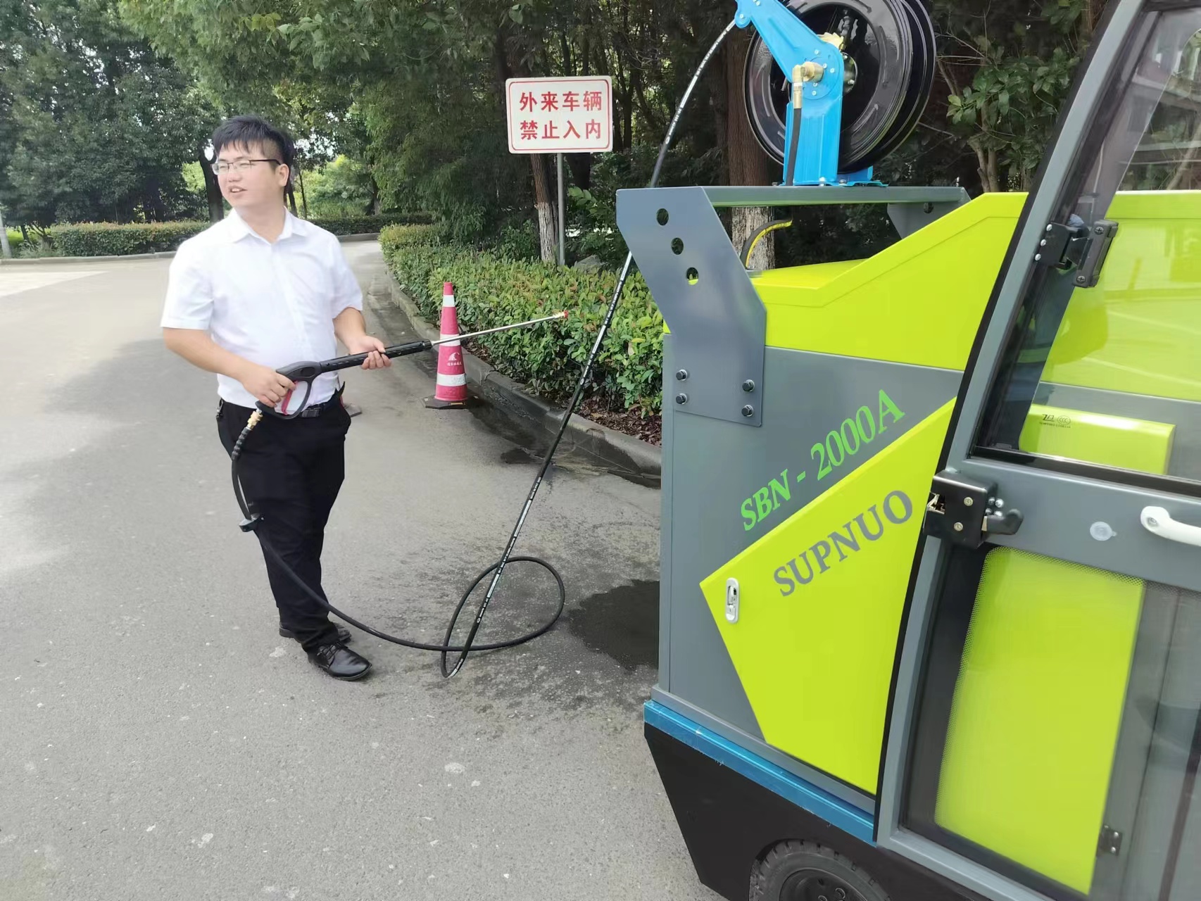 為什么現代化倉儲企業更喜歡使用洗地機進行清潔? 為什么現代化倉儲企業更喜歡使用洗地機進行清潔?