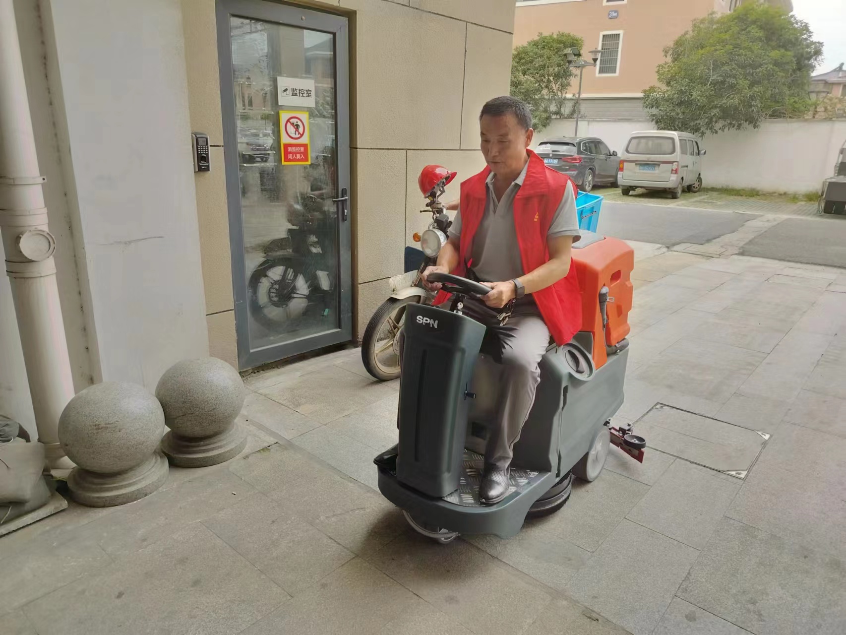 駕駛洗地機有什么優點？