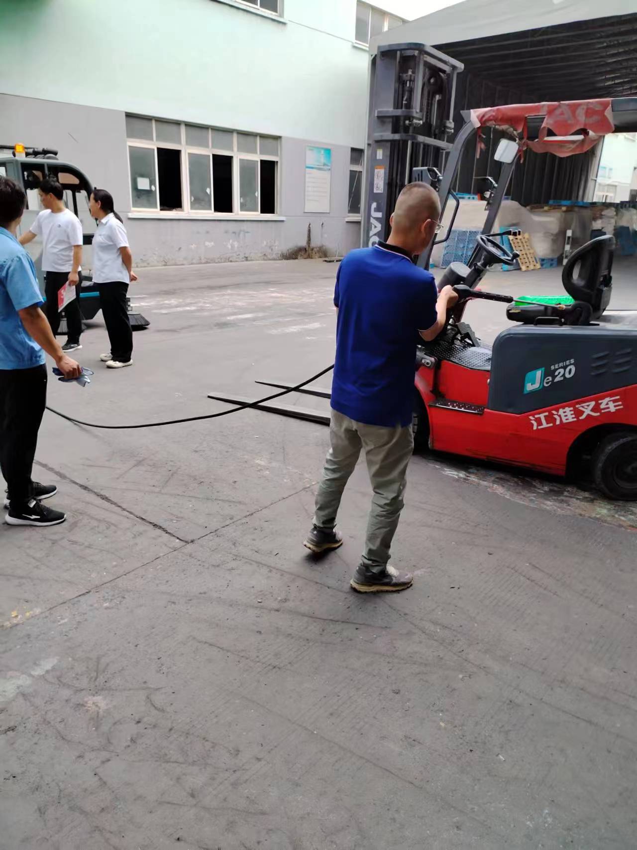 展望未來，電動掃地車行業將面臨以下幾個主要的發展趨勢