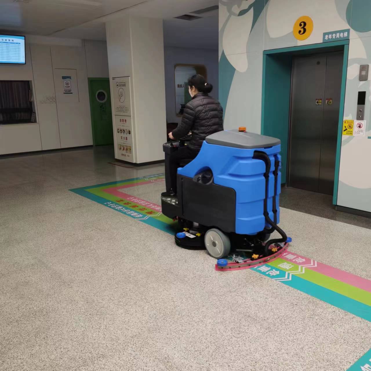 洗地機(jī):清潔效率的革命性提升,是每個環(huán)境管理者的助手 洗地機(jī):清潔效率的革命性提升,是每個環(huán)境管理者的助手