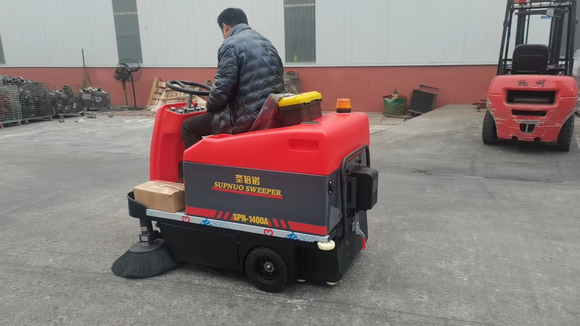 清掃車不僅提高了清潔效率，同時還幫助企業降低了工傷風險