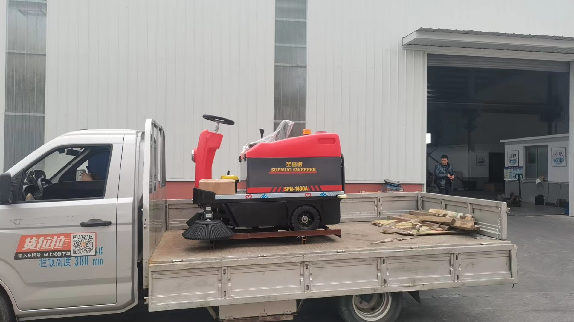 清掃車不僅提高了清潔效率，同時還幫助企業降低了工傷風險