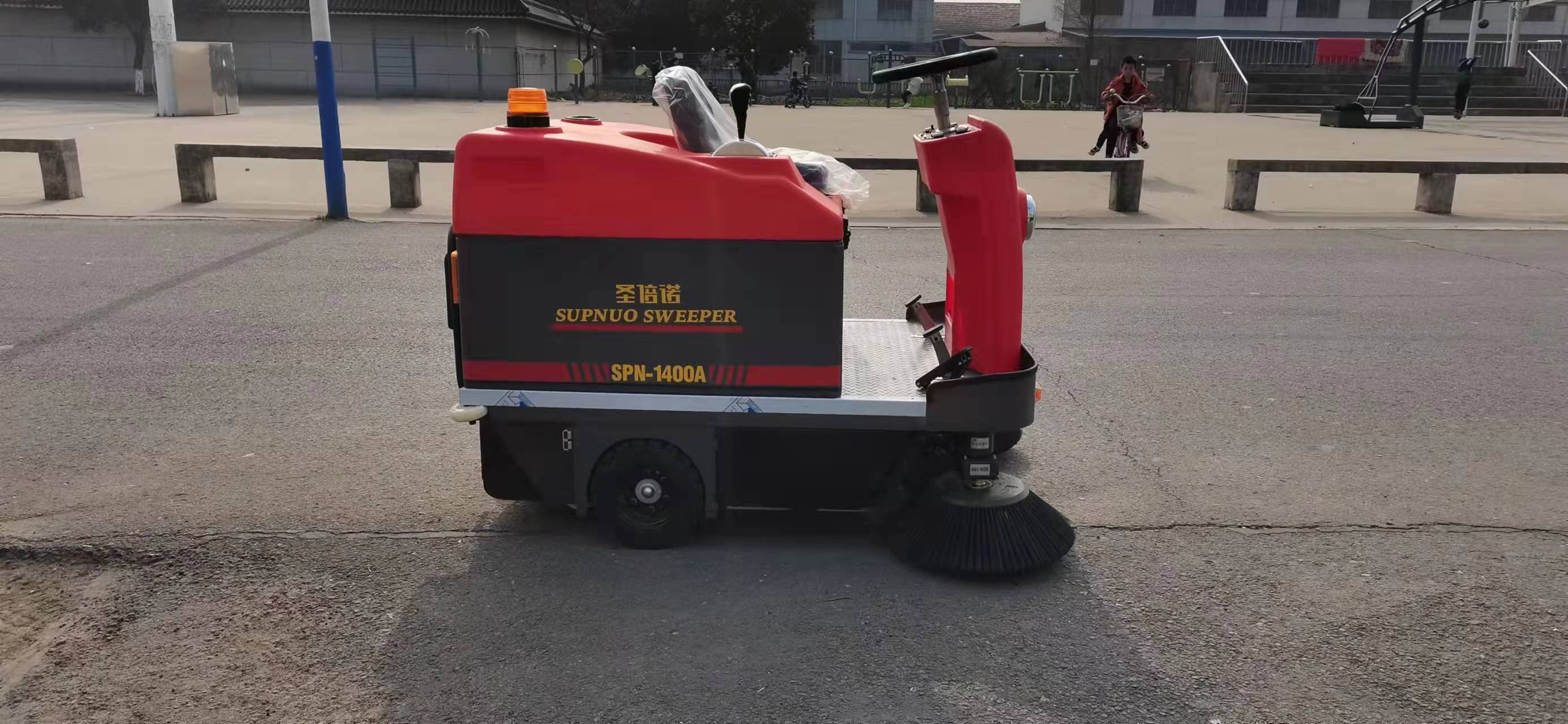 駕駛式掃地機清掃工業廠區的具體步驟如下：