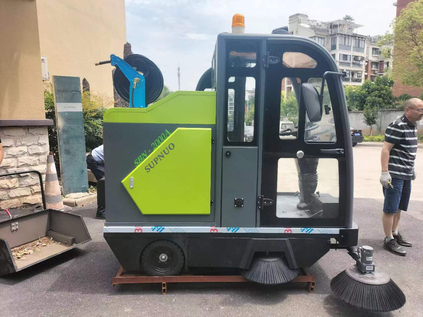 駕駛式工業吸塵掃地機