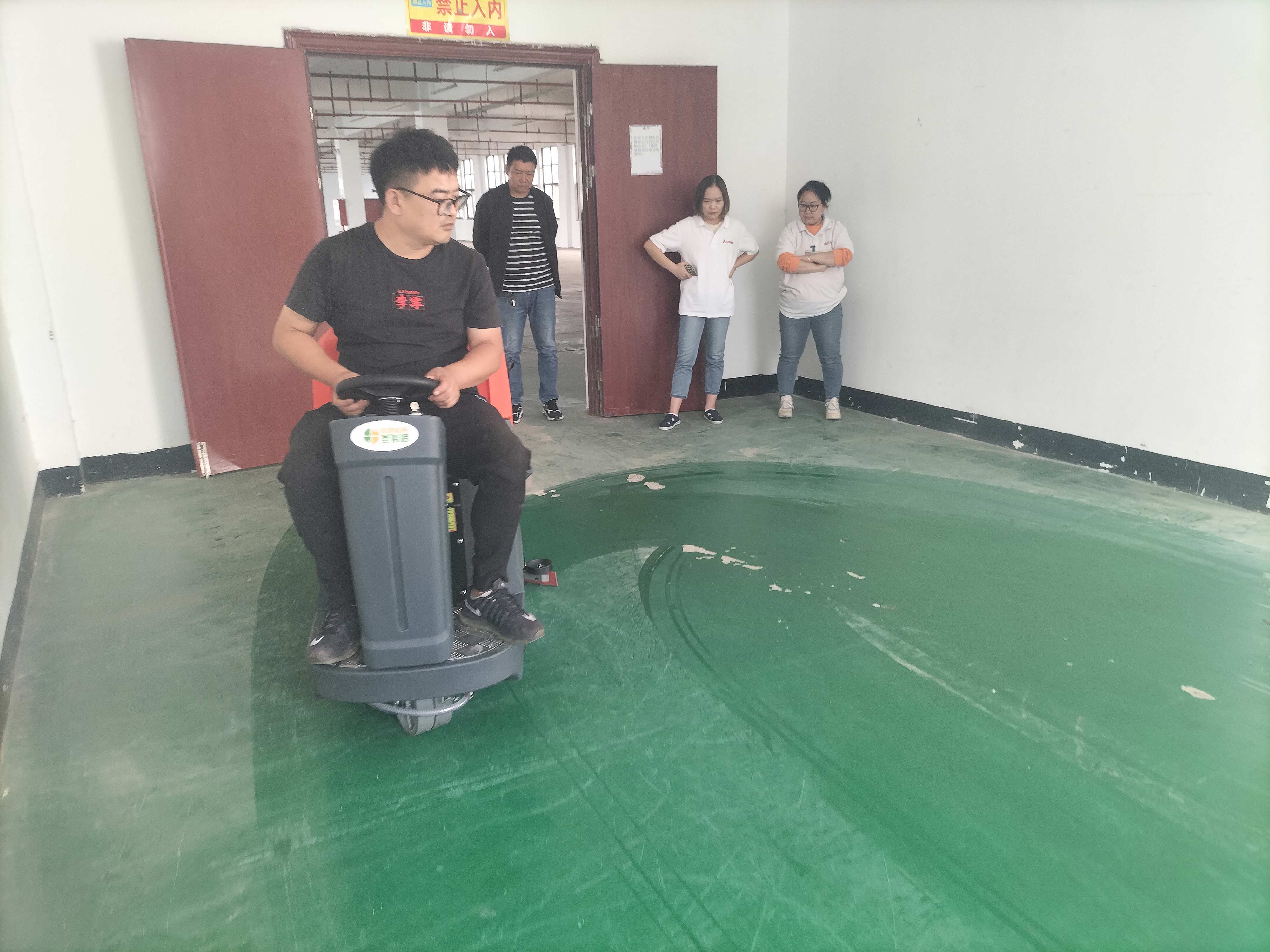 洗地機的廣泛應用不僅提高了清潔效率，也在一定程度上對環境產生積極影響