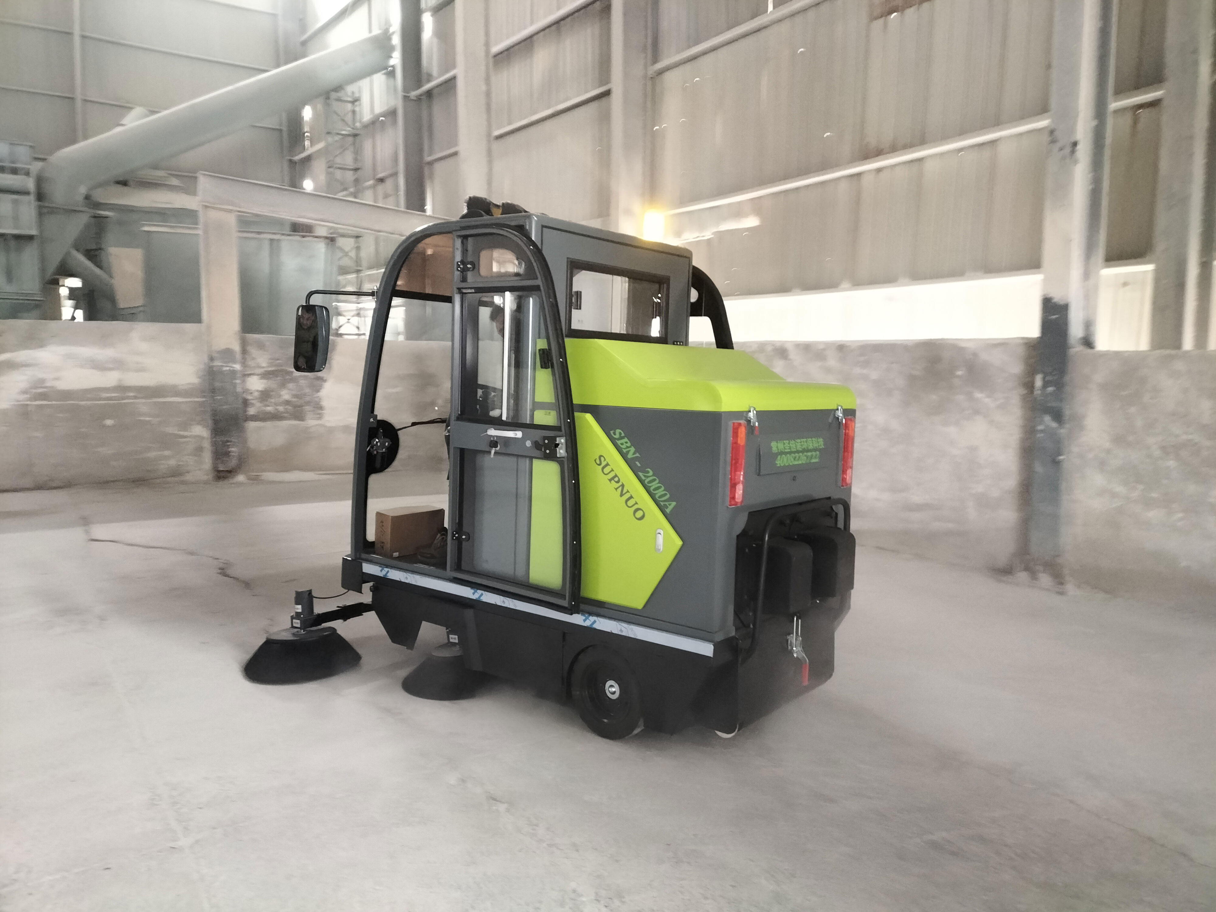 駕駛室物業清掃車是現代物業清潔的重要工具